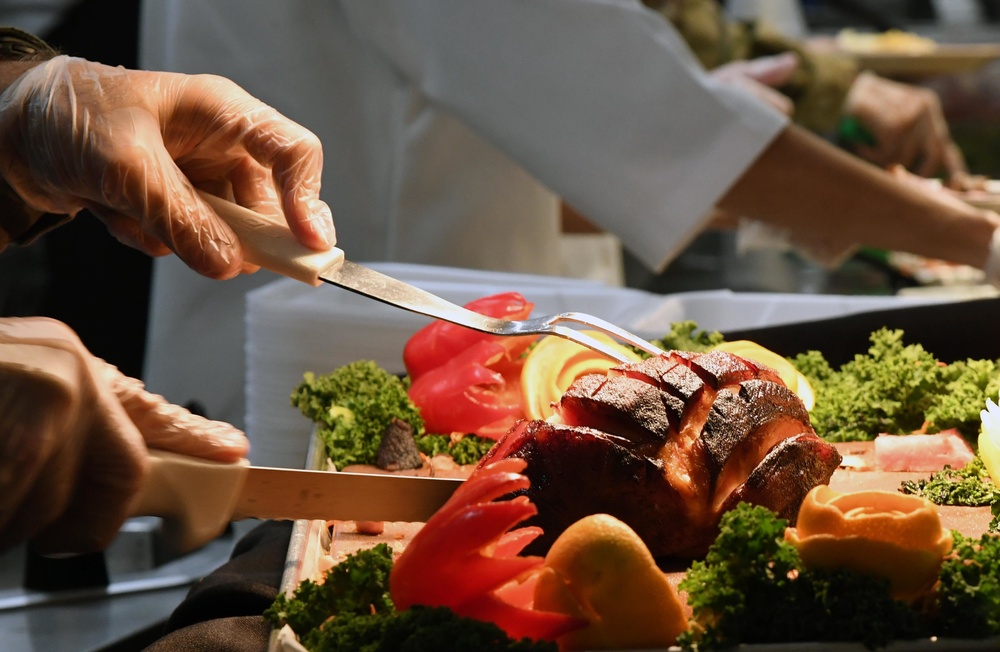 Leadership serves Airmen Thanksgiving Day meal