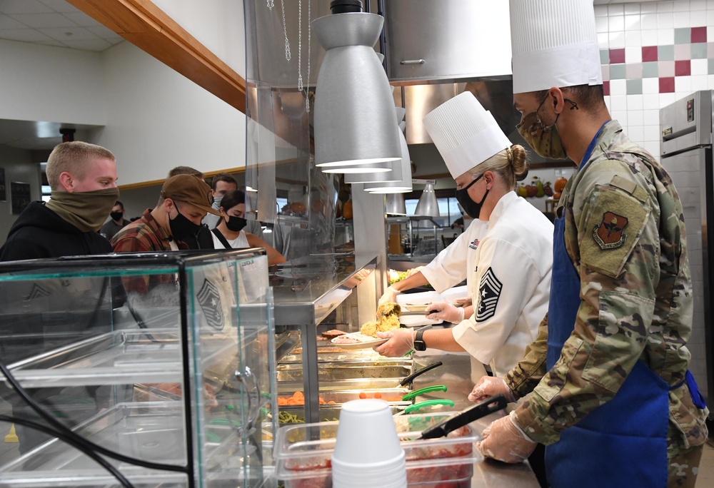 Leadership serves Airmen Thanksgiving Day meal