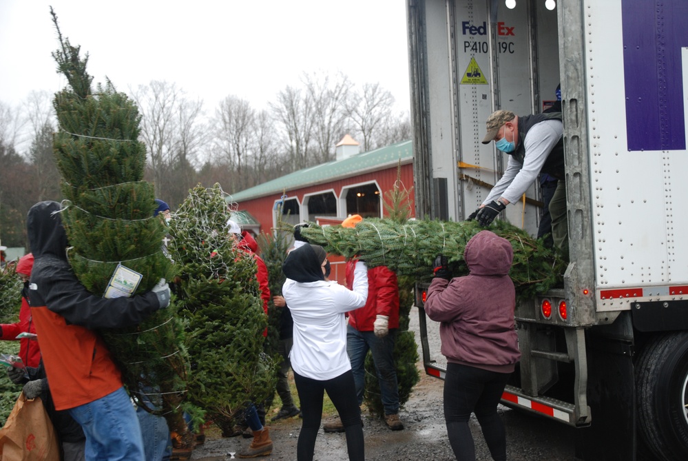 National Guard volunteers join veterans, volunteers for 2020 Trees for Troops loadout