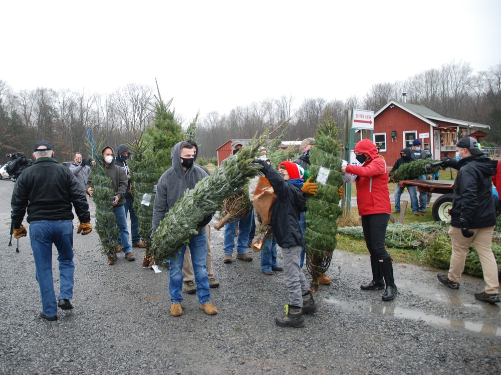 National Guard volunteers join veterans, volunteers for 2020 Trees for Troops loadout