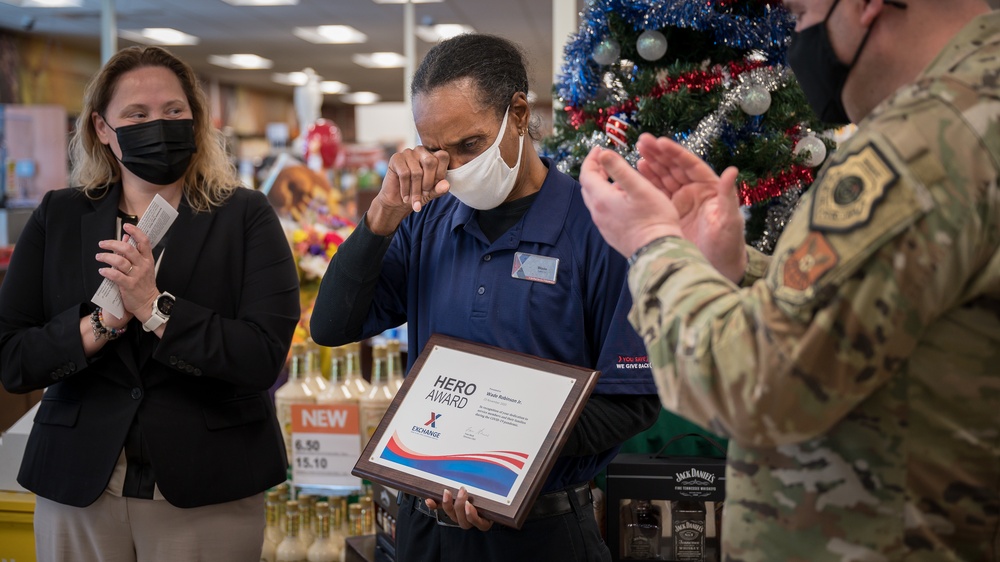 AAFES staff member receives Hero Award