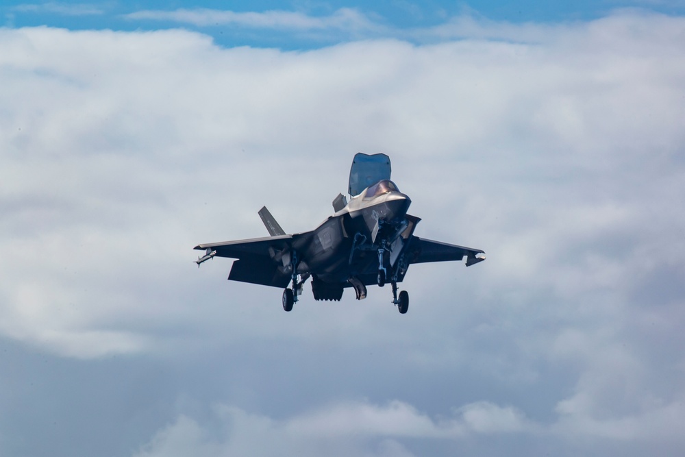 15th MEU F-35s land aboard USS Makin Island