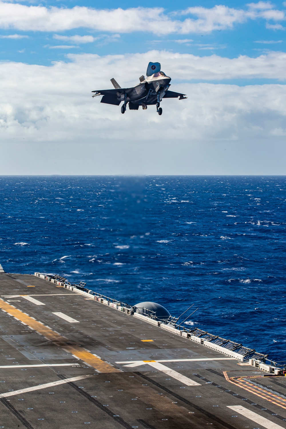 15th MEU F-35s land aboard USS Makin Island