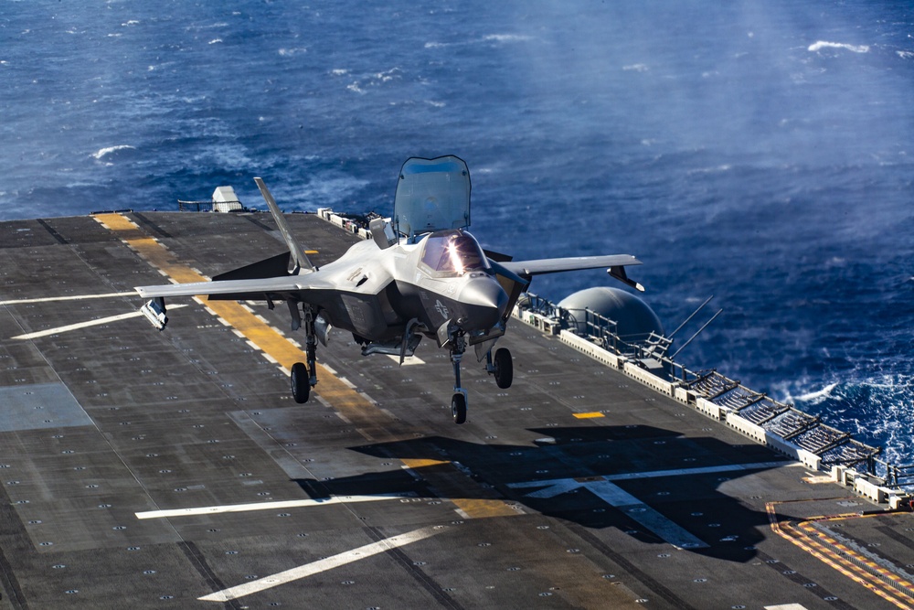 15th MEU F-35s land aboard USS Makin Island