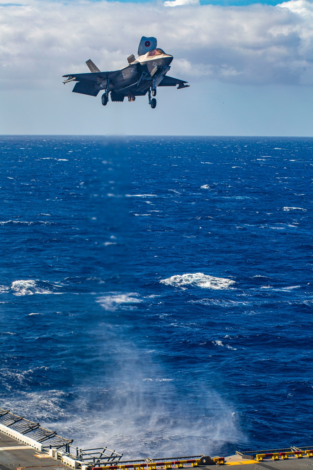 15th MEU F-35s land aboard USS Makin Island