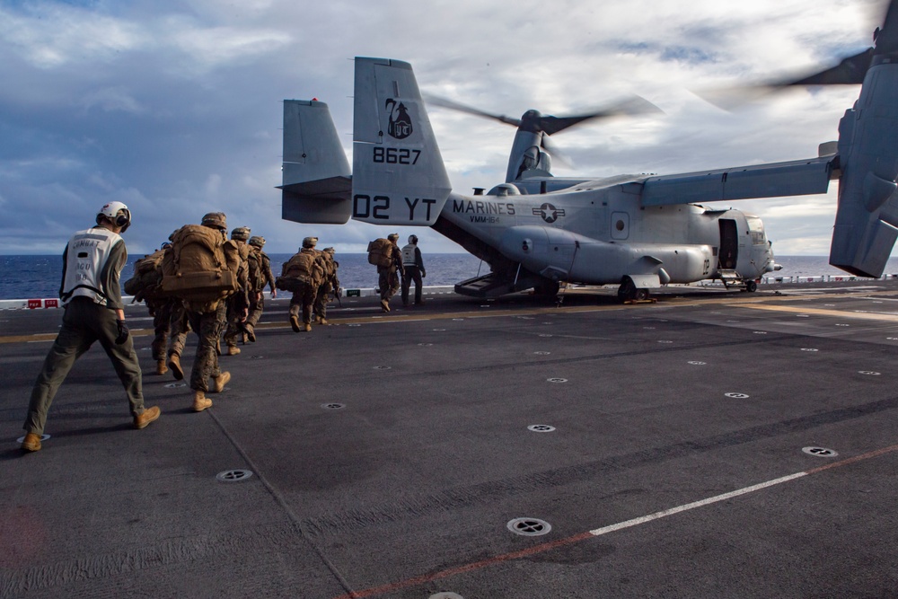 15th MEU Marines depart USS Makin Island for live-fire exercises