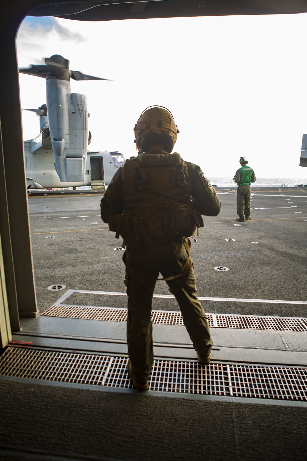 15th MEU Marines depart USS Makin Island for live-fire exercises