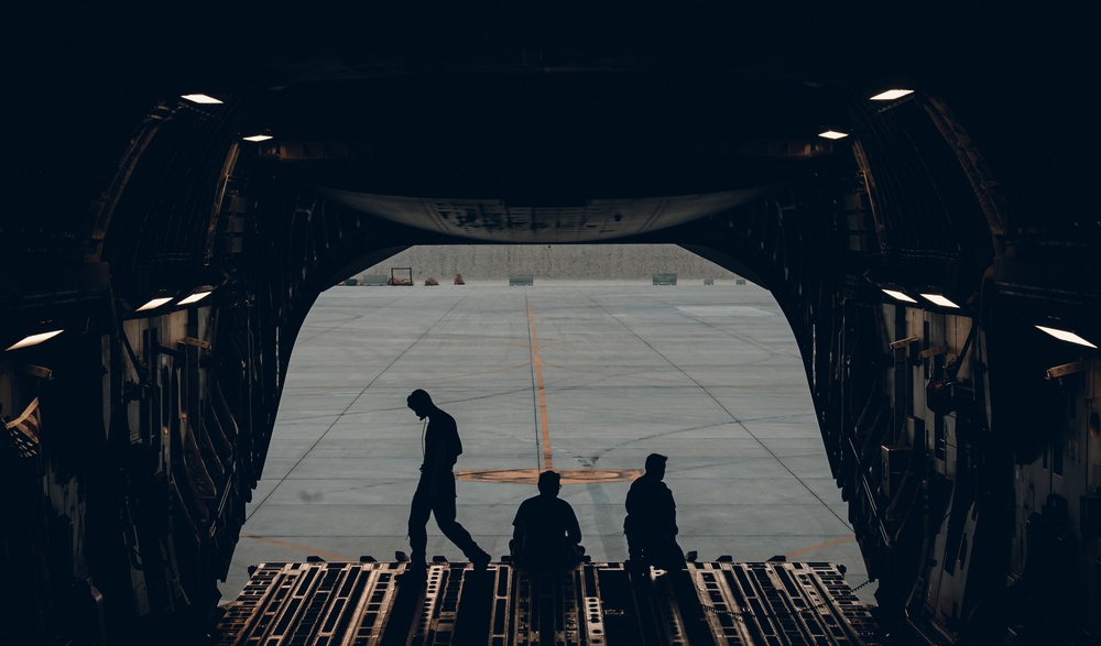 816th EAS conducts cargo mission
