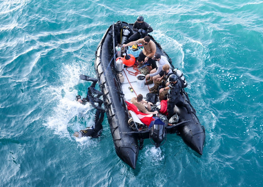 Task Force 75 EOD and JMSDF Conduct Training Underway