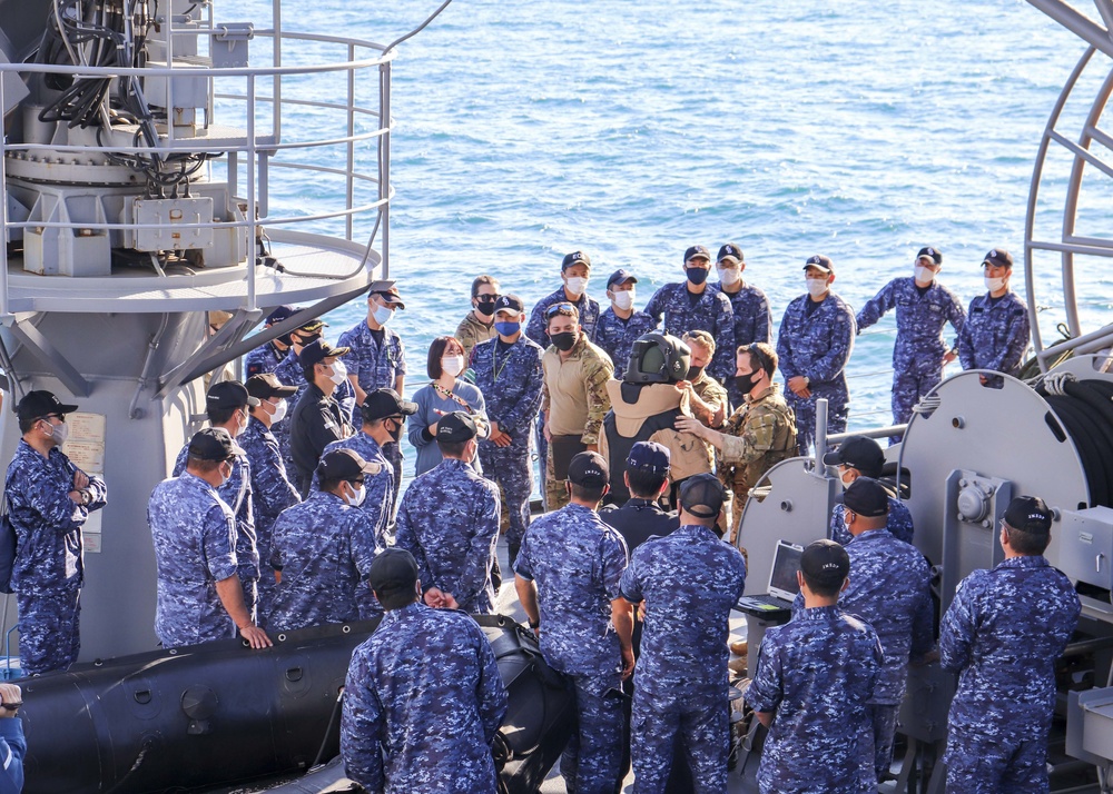 Task Force 75 EOD and JMSDF Conduct Training Underway