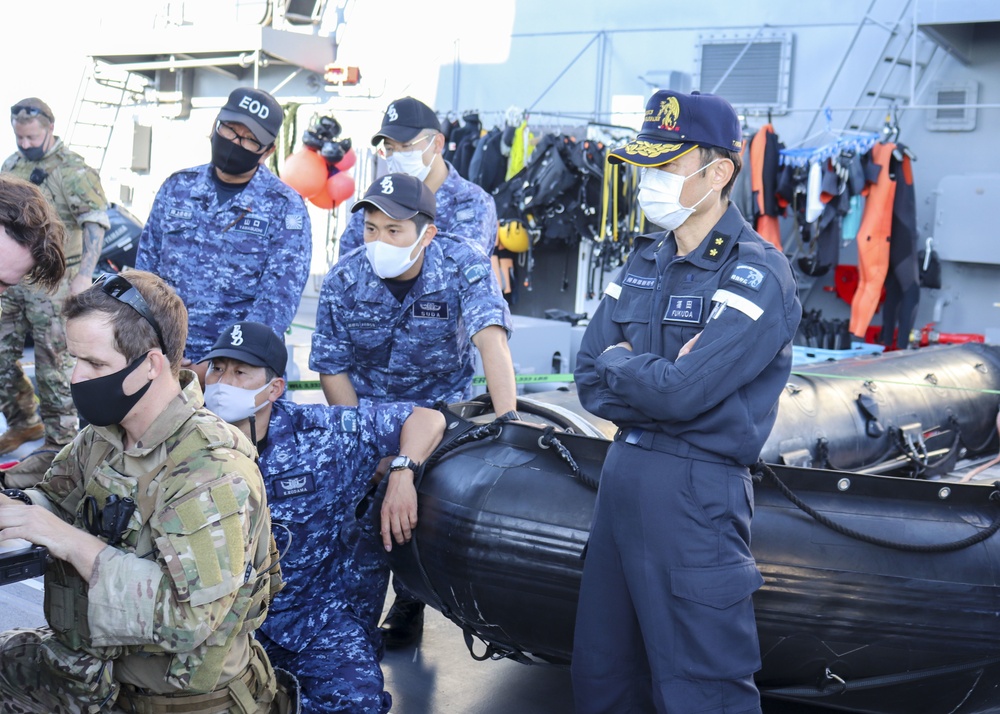 Task Force 75 EOD and JMSDF Conduct Training Underway