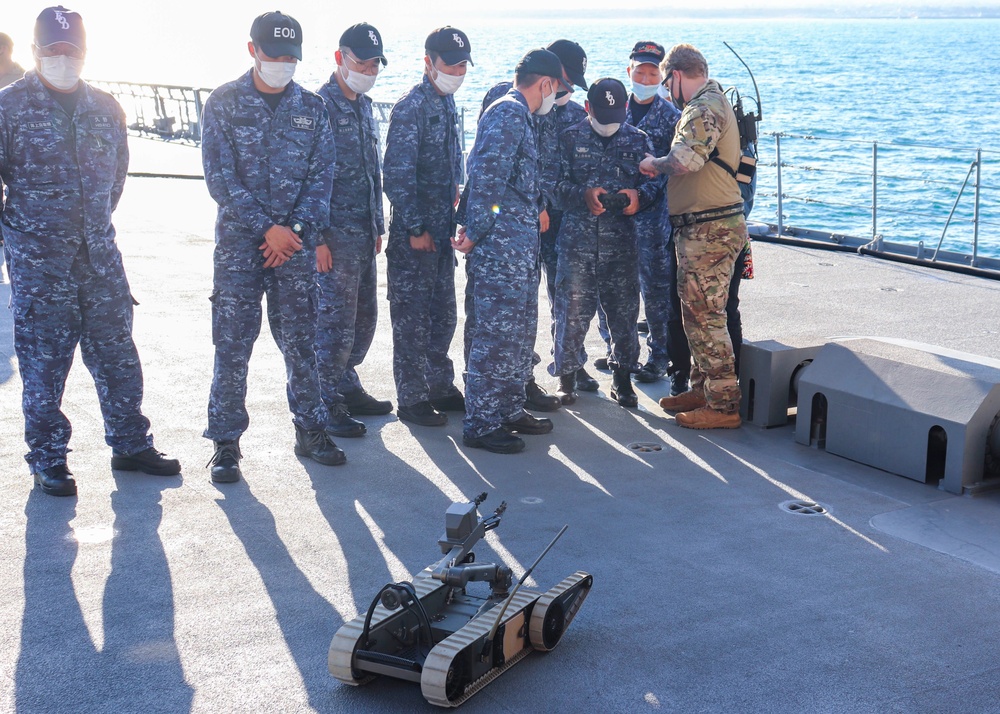 Task Force 75 EOD and JMSDF Conduct Training Underway