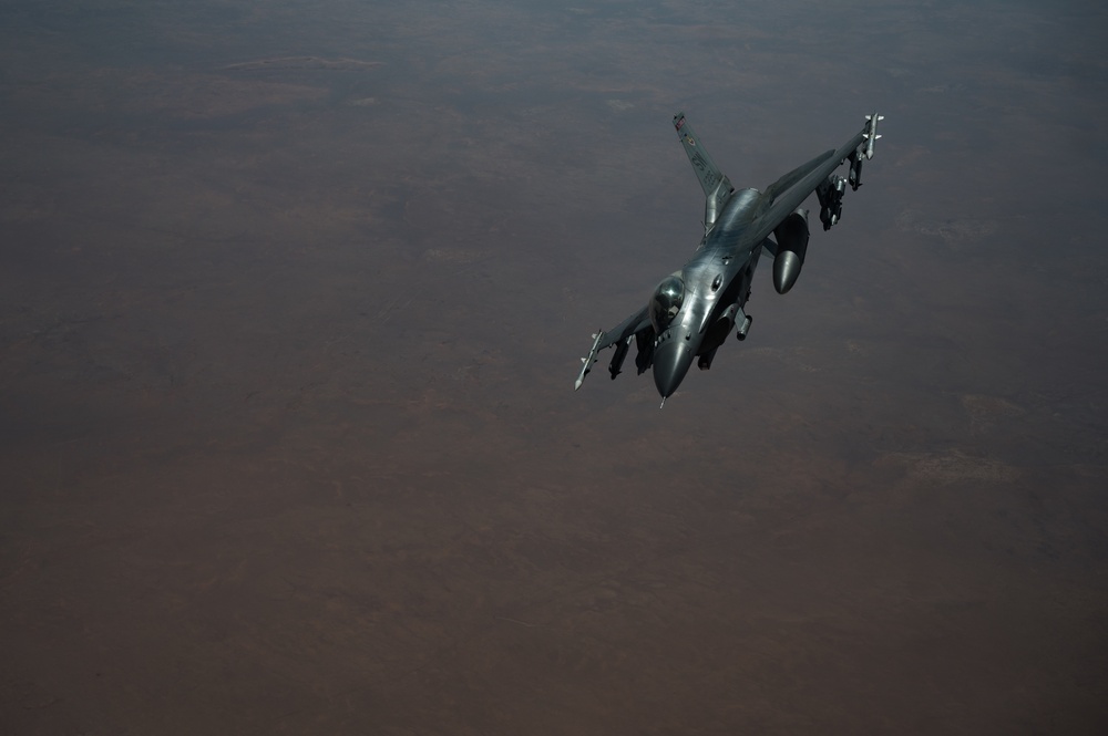 F-16 Fighting Falcons watch over troops in CENTCOM