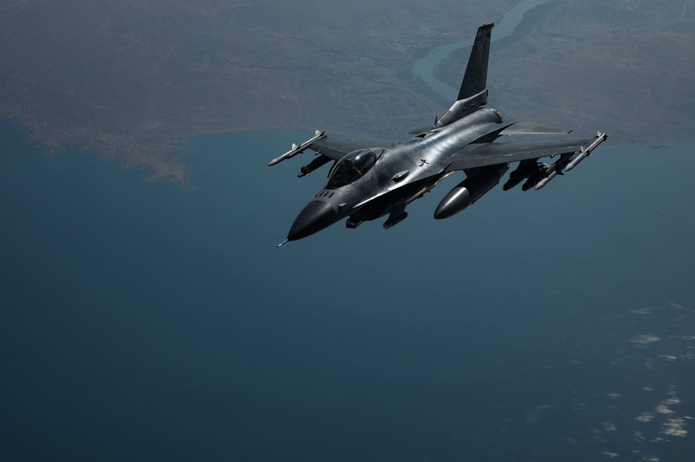 F-16 Fighting Falcons watch over troops in CENTCOM