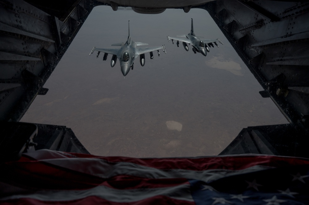 F-16 Fighting Falcons watch over troops in CENTCOM