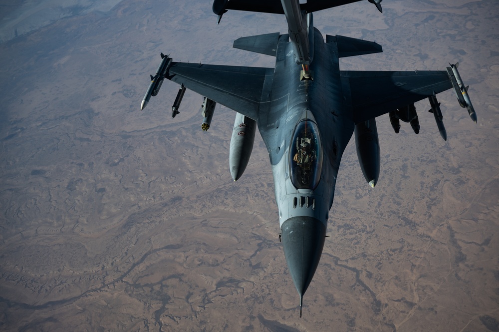 F-16 Fighting Falcons watch over troops in CENTCOM