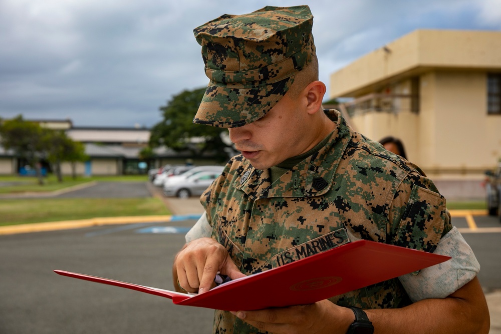 MCBH CO, Sgt. Maj. present awards to the community