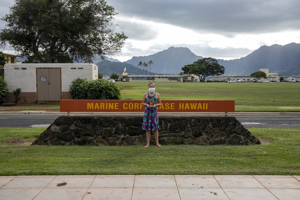 MCBH CO, Sgt. Maj. present awards to the community