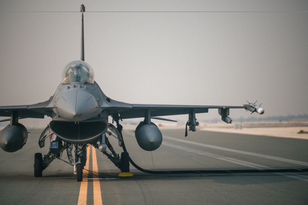 Al Udeid Airmen perform operational hot-refueling on F-16 Fighting Falcons