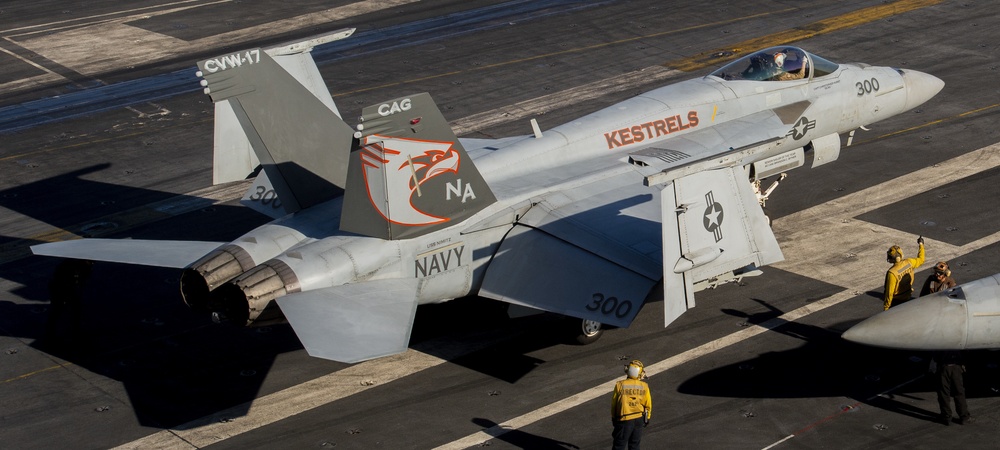 航空機・ヘリコプター F/A-18E SUPERHORNET DVIDS - Images - F/A-18E Super Hornet Prepares for Takeoff [Image