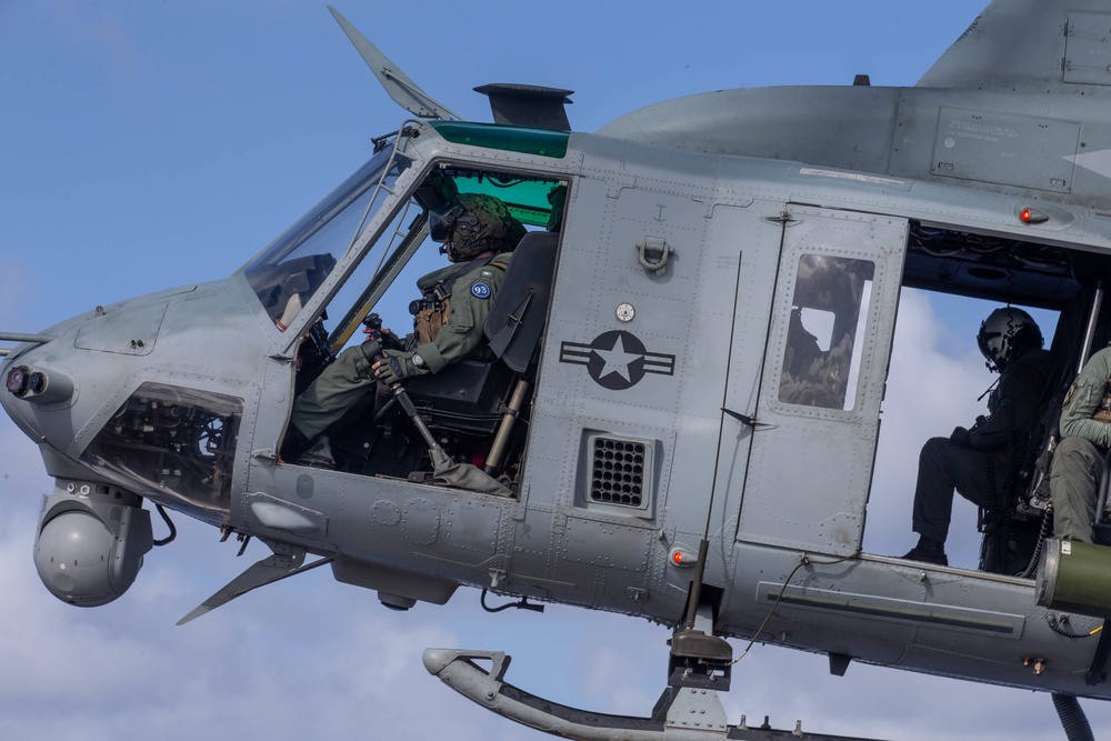 USS Somerset commanding officer co-pilots a UH-1Y Venom alongside VMM-164 (Rein) Marines