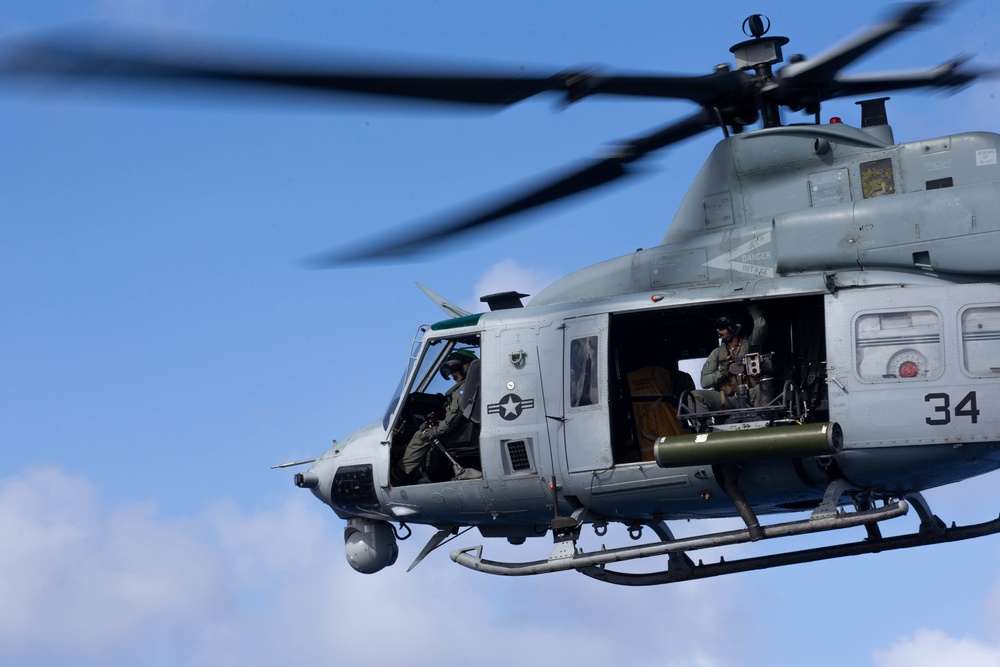 USS Somerset commanding officer co-pilots a UH-1Y Venom alongside VMM-164 (Rein) Marines