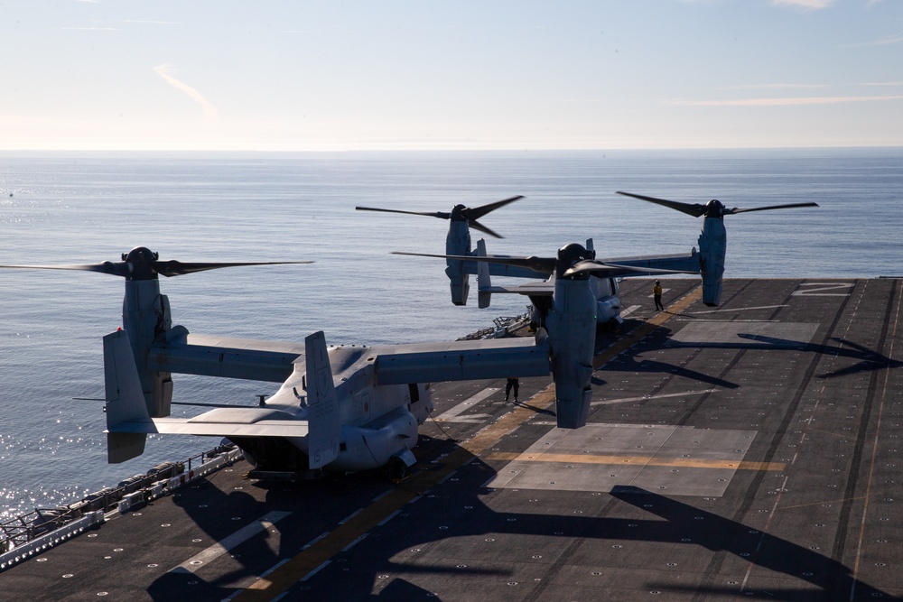 Steel Knight 21: VMM-165 conducts Touch and Go drills from the USS Essex