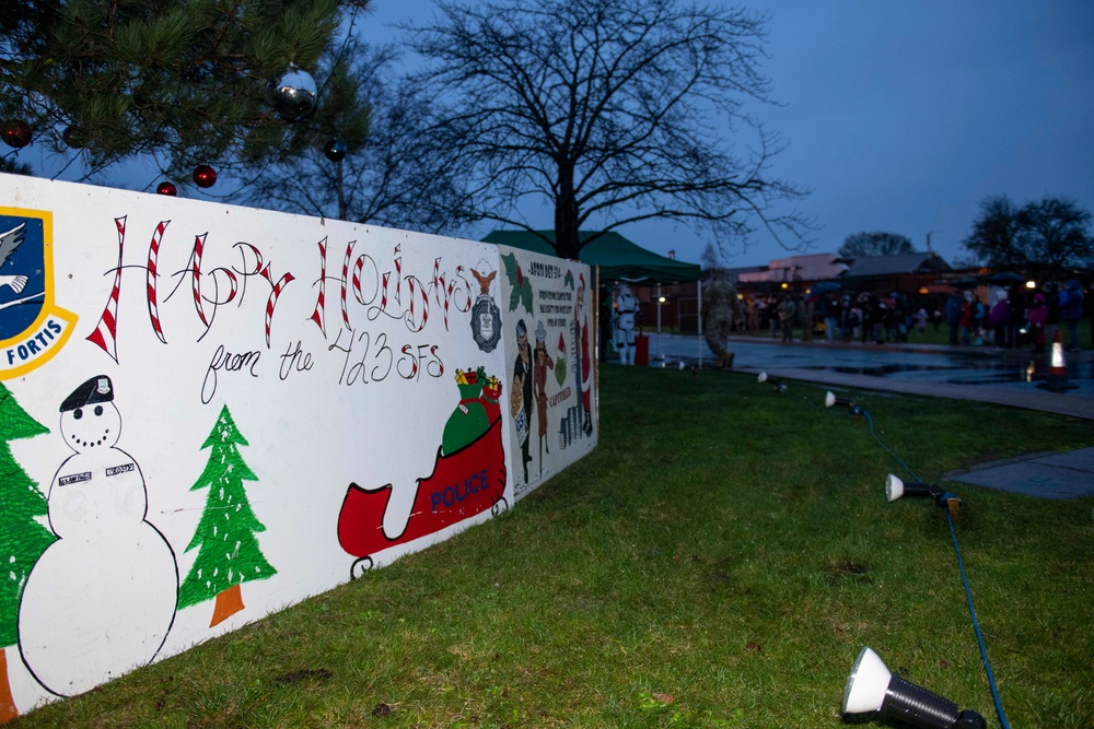501st CSW celebrates holiday season with tree lighting