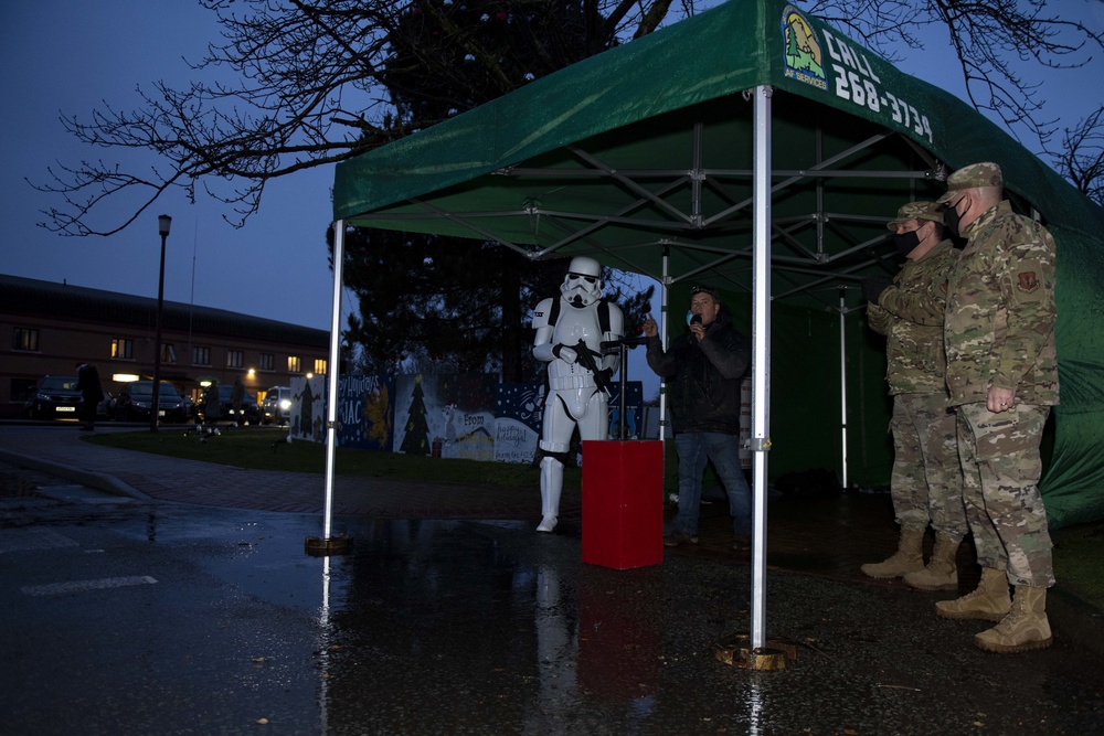501st CSW celebrates holiday season with tree lighting