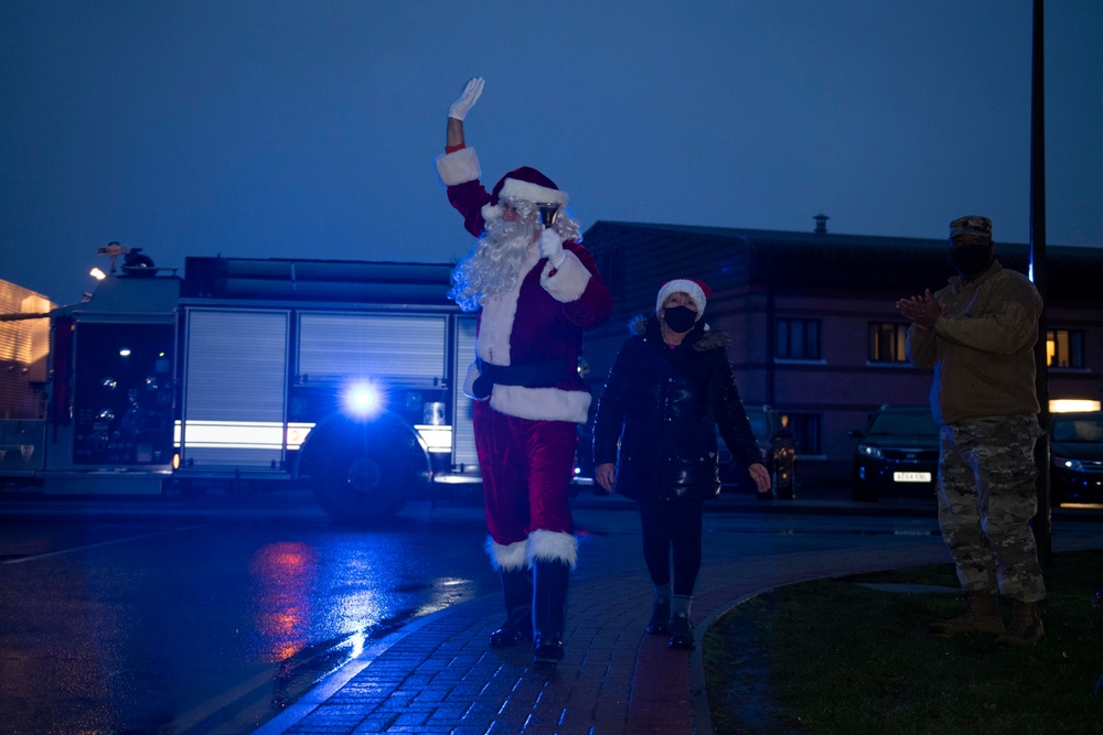 501st CSW celebrates holiday season with tree lighting