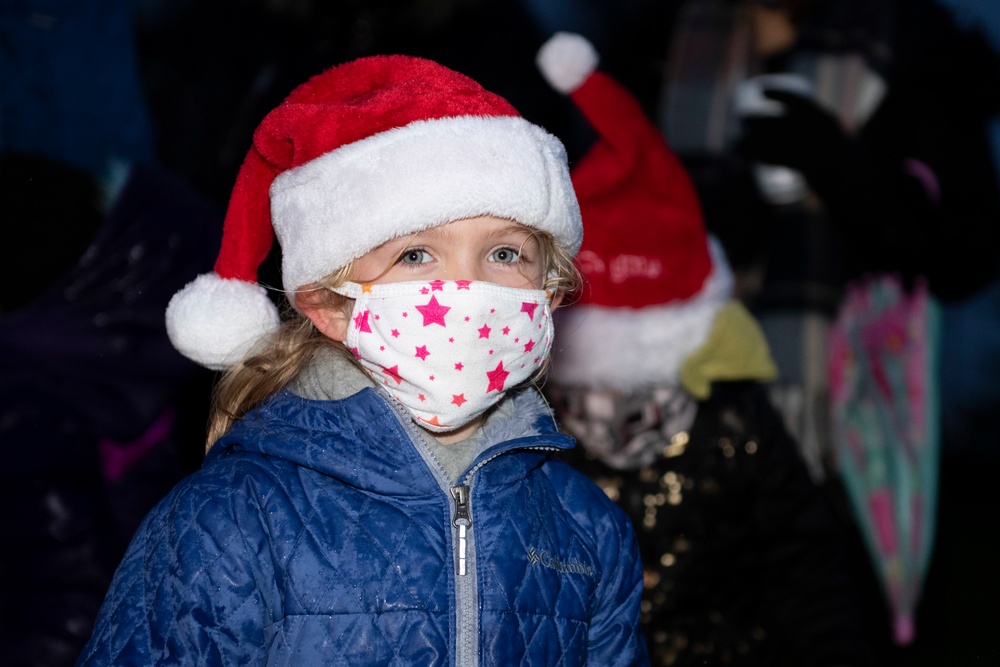 501st CSW celebrates holiday season with tree lighting