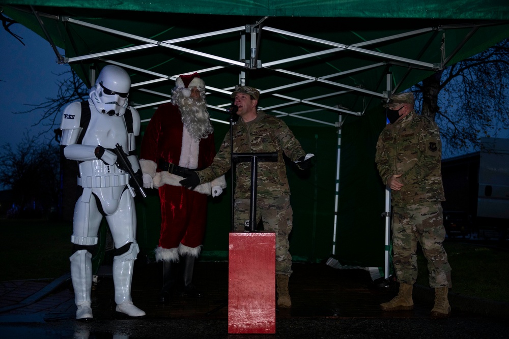 501st CSW celebrates holiday season with tree lighting