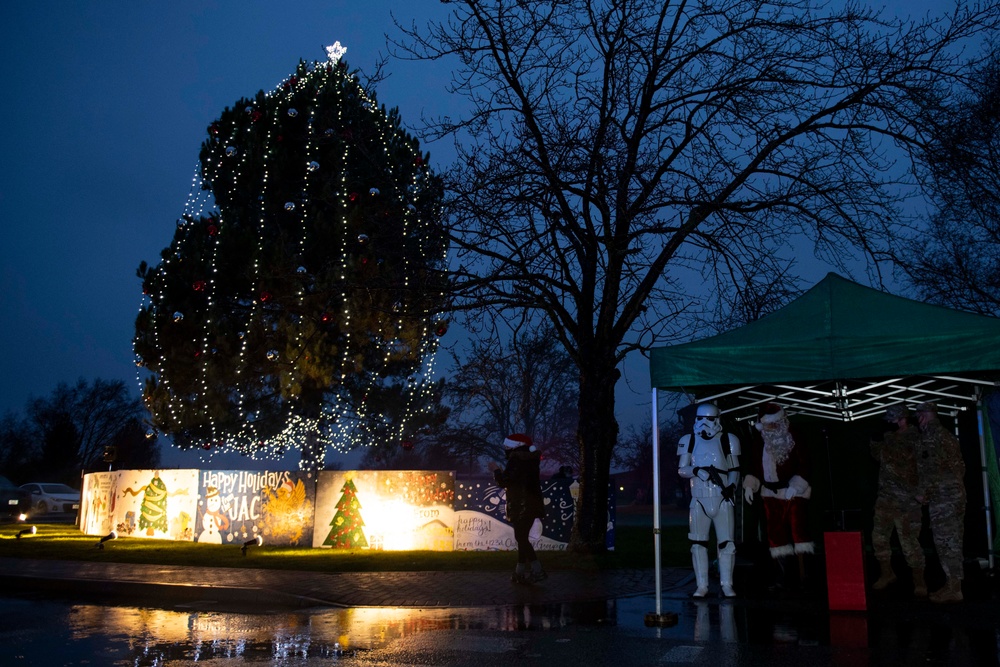 501st CSW celebrates holiday season with tree lighting