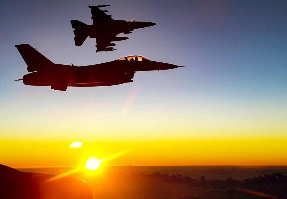 340th EARS refuel F-16s