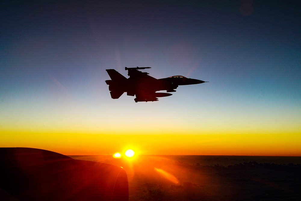 340th EARS refuel F-16s