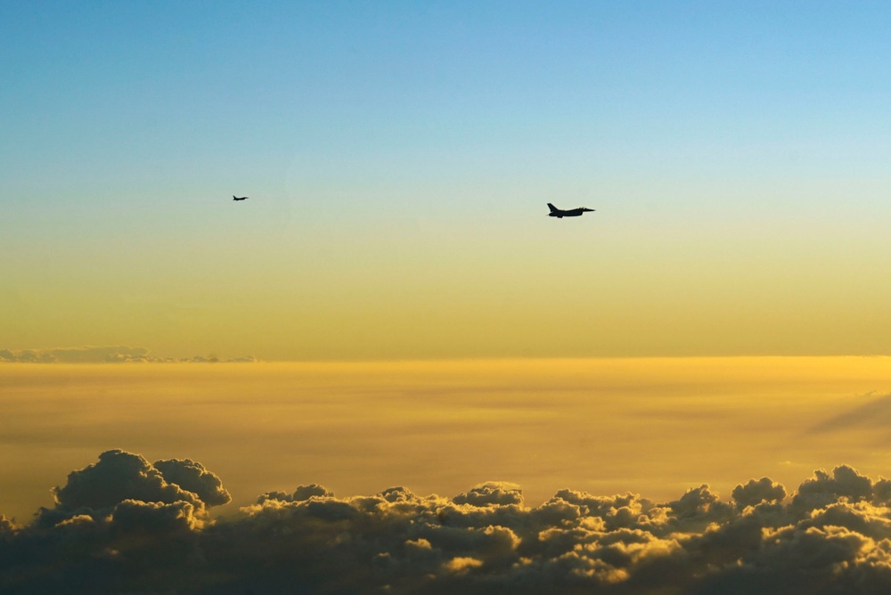 340th EARS refuel F-16s