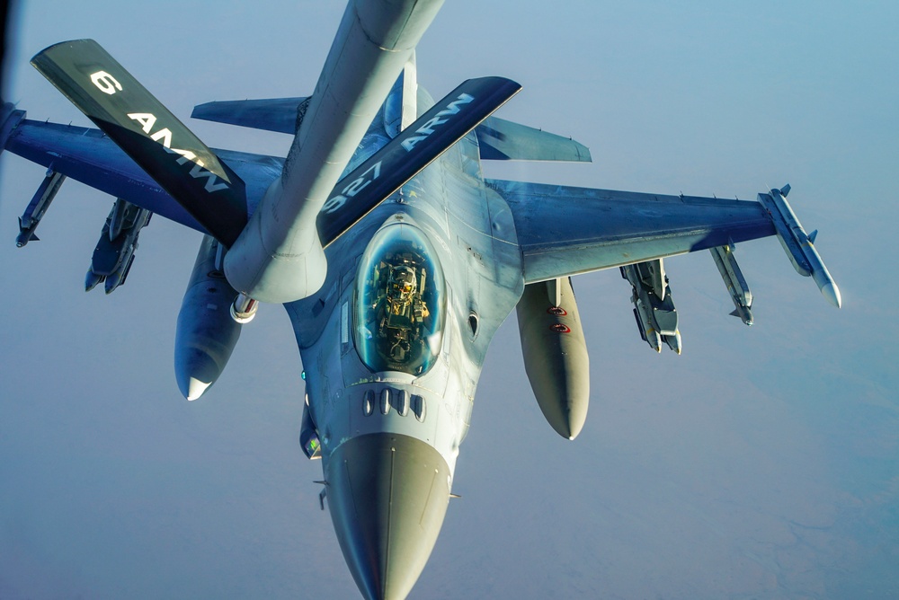 340th EARS refuel F-16s