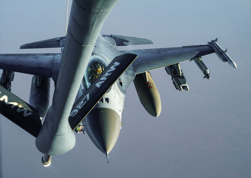 340th EARS refuel F-16s