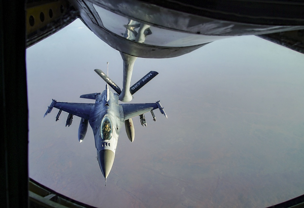 340th EARS refuel F-16s