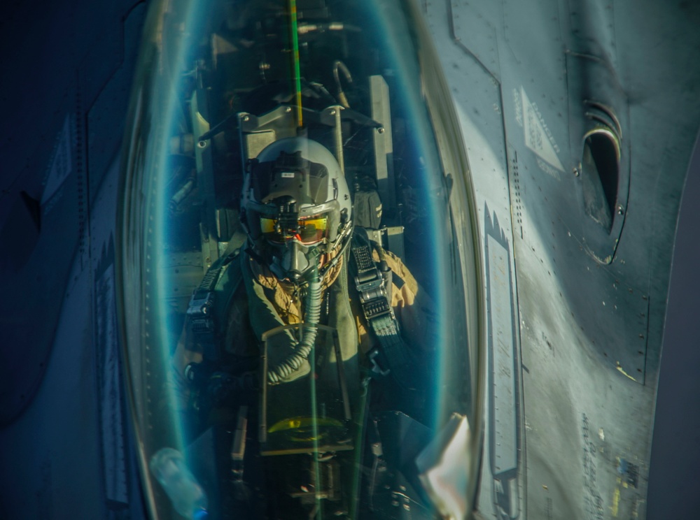 340th EARS refuel F-16s