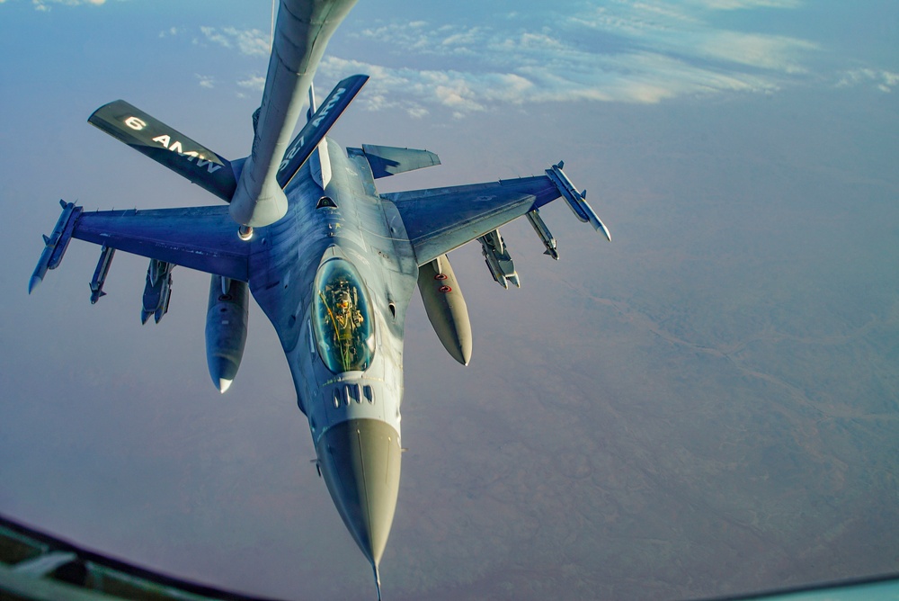 340th EARS refuel F-16s