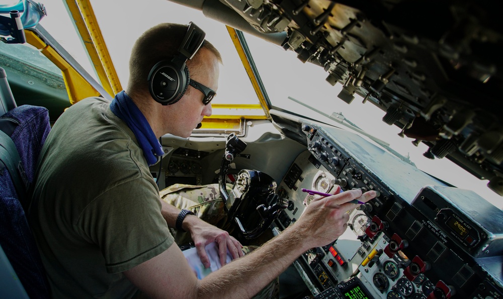 340th EARS refuel F-16s