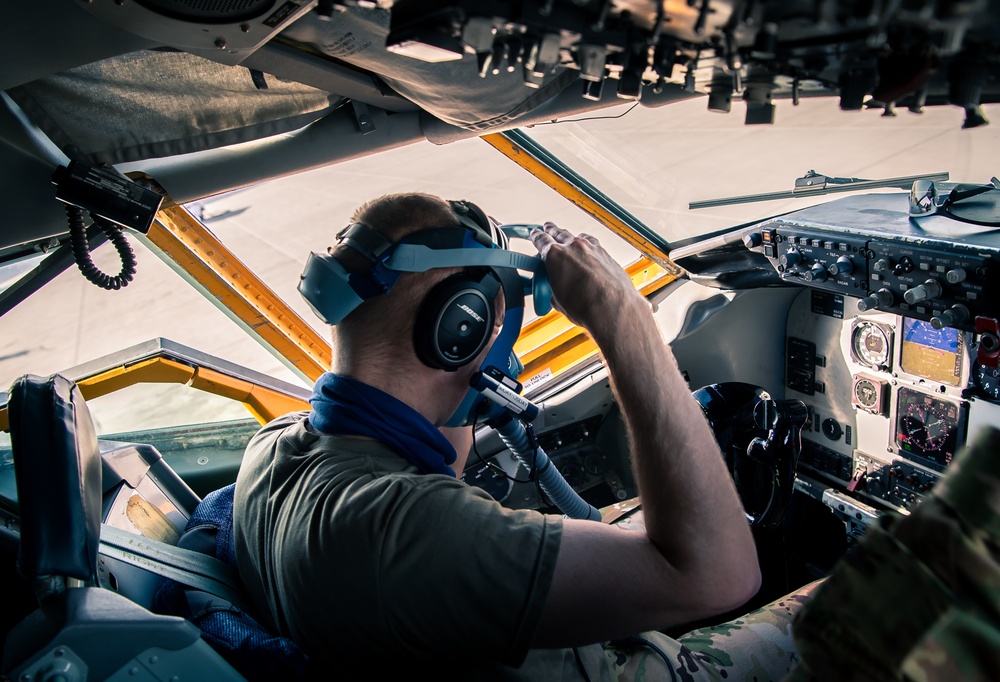 340th EARS refuel F-16s