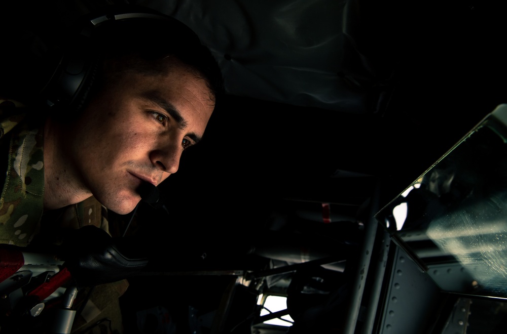 340th EARS refuel F-16s