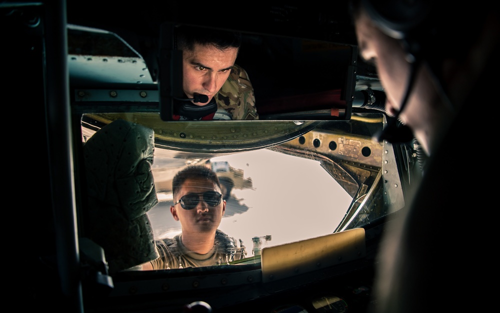 340th EARS refuel F-16s