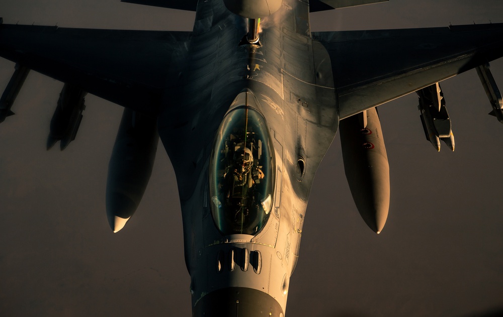 340th EARS refuel F-16s