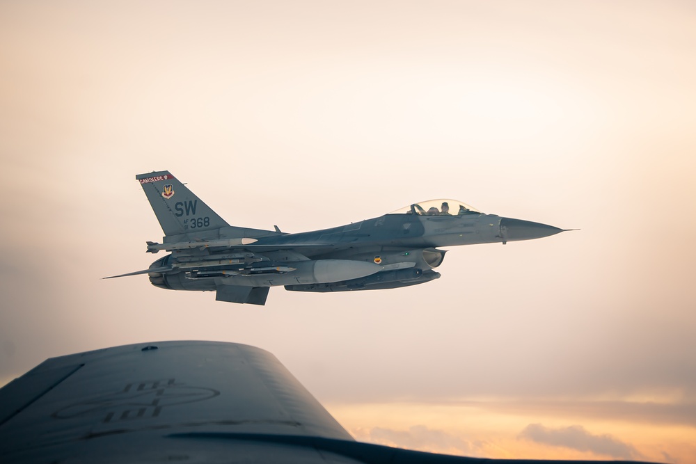 340th EARS refuel F-16s