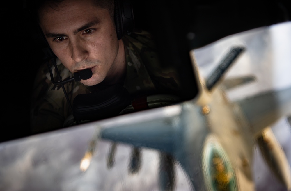 340th EARS refuel F-16s