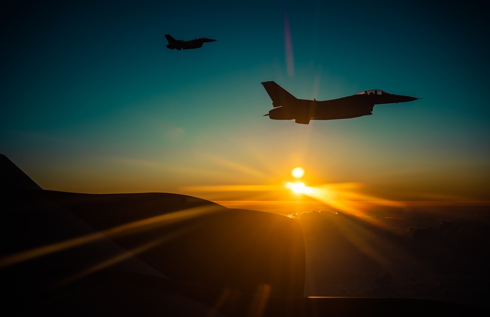 340th EARS refuel F-16s