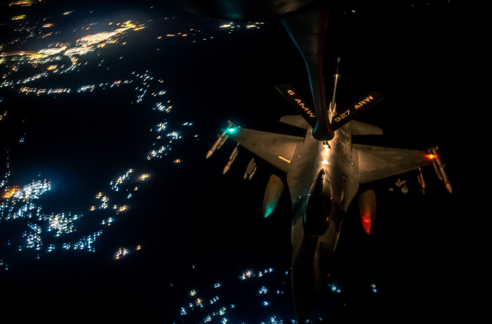 340th EARS refuel F-16s